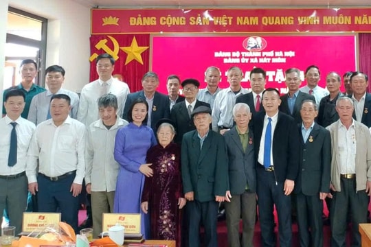 Xã Hát Môn trao tặng Huy hiệu Đảng đợt 7-11