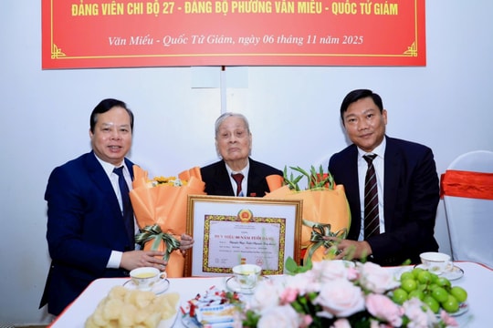 Trưởng ban Nội chính Thành ủy Đỗ Anh Tuấn trao Huy hiệu Đảng tại phường Văn Miếu - Quốc Tử Giám