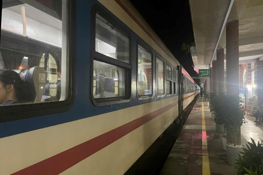 Nhiều đoàn tàu Bắc - Nam đang dừng chờ dọc đường để tránh bão số 13