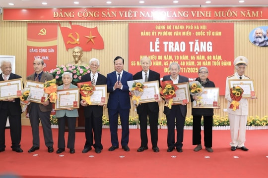 Trao tặng Huy hiệu Đảng đợt 7/11 tới 86 đảng viên phường Văn Miếu - Quốc Tử Giám