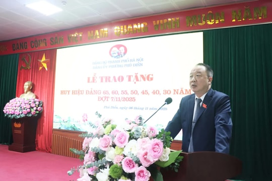 Phường Phú Diễn: Trao Huy hiệu Đảng đợt 7/11 tặng 68 đảng viên