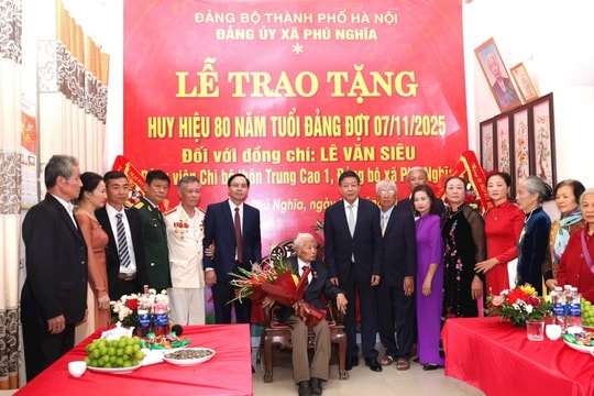 Lãnh đạo thành phố Hà Nội trao Huy hiệu Đảng tặng đảng viên lão thành xã Phú Nghĩa