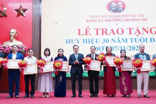 36 đảng viên phường Chương Mỹ vinh dự được trao tặng Huy hiệu Đảng