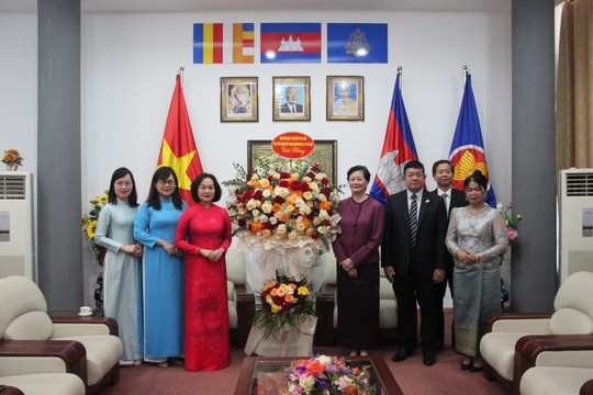 Hội LHPN Hà Nội thăm, chúc mừng Đại sứ quán Campuchia nhân dịp Quốc khánh Vương quốc Campuchia