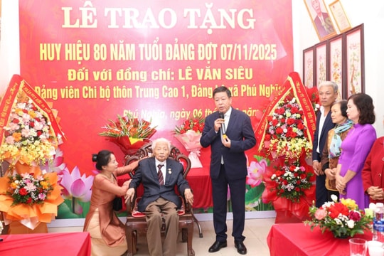 Phó Chủ tịch Thường trực UBND thành phố Hà Nội Dương Đức Tuấn trao Huy hiệu Đảng tại xã Phú Nghĩa