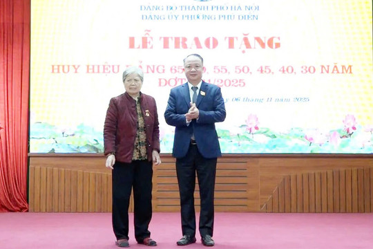 Đảng ủy phường Phú Diễn trao tặng Huy hiệu Đảng đợt 7/11
