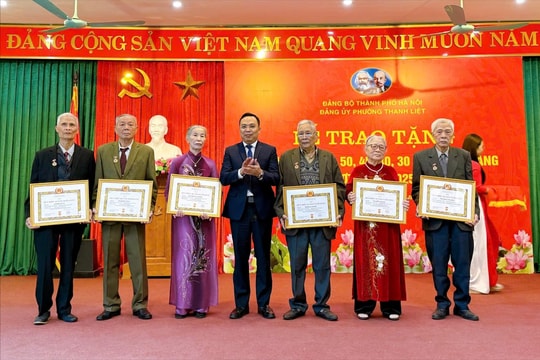 47 Đảng viên phường Thanh Liệt vinh dự được trao tặng Huy hiệu Đảng