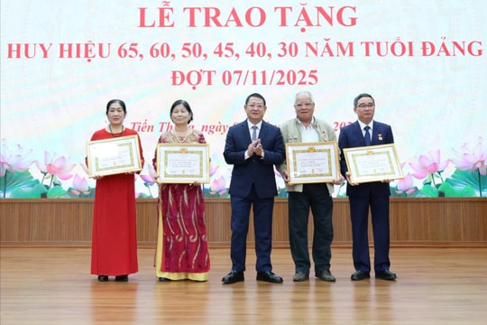 Xã Tiến Thắng và xã Yên Lãng trao Huy hiệu Đảng đợt 7-11