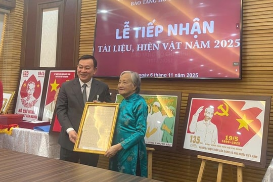 Tiếp nhận nhiều tài liệu, hiện vật quý về Chủ tịch Hồ Chí Minh