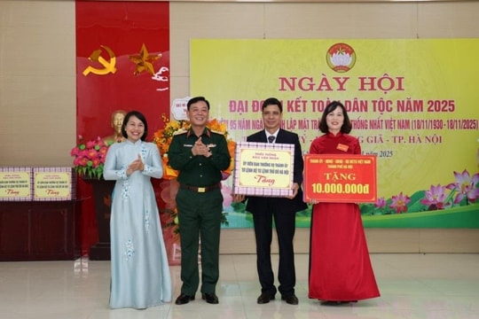 Tư lệnh Bộ Tư lệnh Thủ đô Đào Văn Nhận dự Ngày hội Đại đoàn kết tại xã Trung Giã