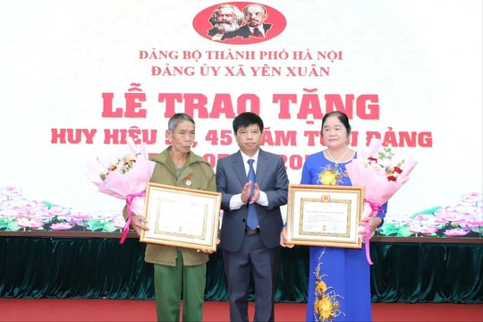 Xã Yên Xuân trao tặng Huy hiệu 50, 45 năm tuổi Đảng đợt 7-11