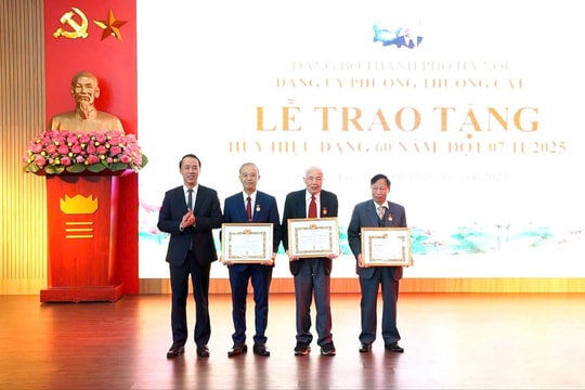 Phường Thượng Cát trao Huy hiệu Đảng tặng các đảng viên đợt 7-11