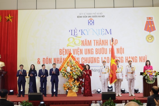 Bệnh viện Ung bướu Hà Nội đón nhận Huân chương Lao động hạng Nhì