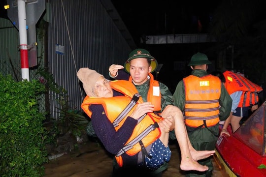 Khẩn trương giúp dân khắc phục hậu quả bão số 13