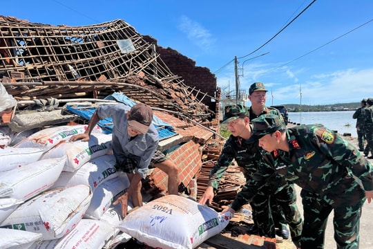 Bộ đội, Công an có mặt trên tuyến đầu giúp nhân dân khắc phục hậu quả bão số 13