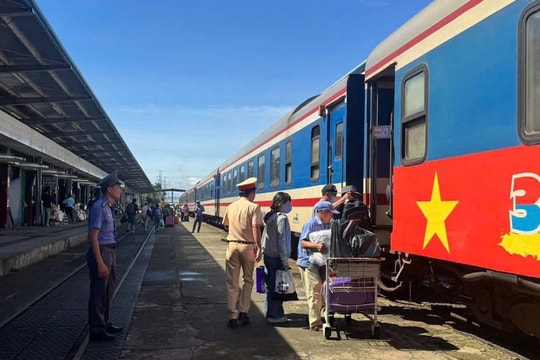 Ngành Đường sắt thay đổi kế hoạch chạy tàu Bắc Nam qua đoạn miền Trung