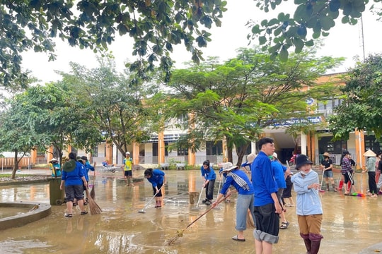 Đại học Kinh tế Đà Nẵng đồng hành cùng sinh viên sau bão lũ