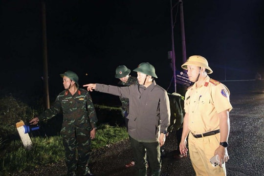 Phó Thủ tướng Trần Hồng Hà thị sát khu vực Quy Nhơn ngay trong đêm sau khi bão số 13 quét qua