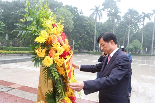 Lãnh đạo TP Hà Nội dâng hoa kỷ niệm Cách mạng Tháng Mười Nga