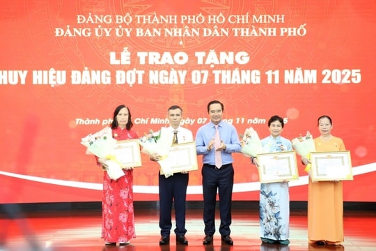 UBND TP Hồ Chí Minh trao Huy hiệu Đảng cho 32 đảng viên