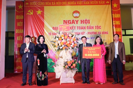 Đồng chí Phùng Thị Hồng Hà chung vui Ngày hội Đại đoàn kết tại phường Hà Đông