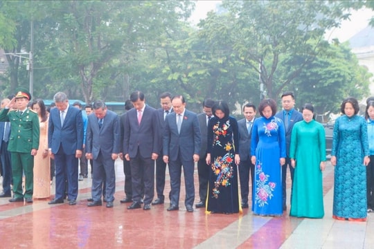 Lãnh đạo thành phố Hà Nội dâng hoa kỷ niệm 108 năm Cách mạng Tháng Mười Nga