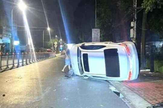 TP Hồ Chí Minh: ô tô tông dải phân cách, lật nghiêng giữa đường