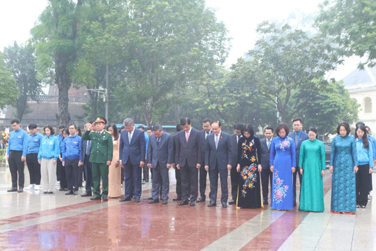 Lãnh đạo thành phố Hà Nội dâng hoa kỷ niệm 108 năm Cách mạng Tháng Mười Nga