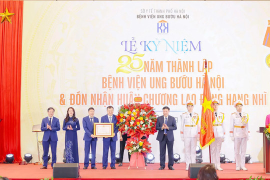 BV Ung Bướu Hà Nội đón nhận Huân chương Lao động hạng Nhì