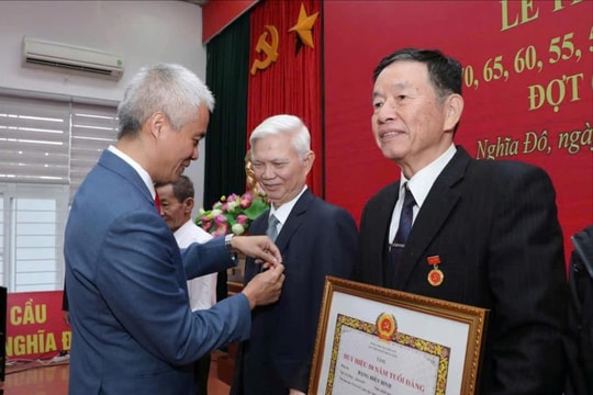 144 đảng viên phường Nghĩa Đô được trao Huy hiệu Đảng đợt 7-11