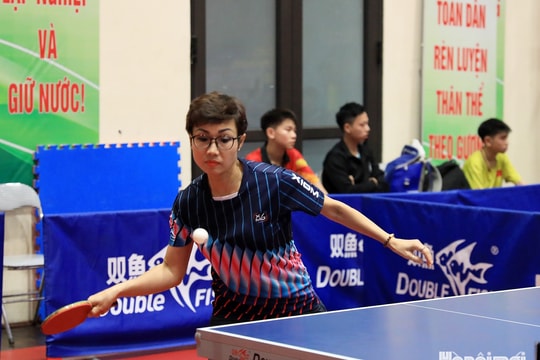 Các tay vợt nữ tranh tài tại Giải Bóng bàn Báo Hànộimới