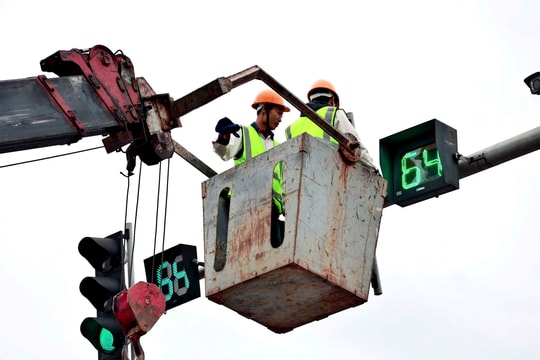 Hà Nội: Lý giải nguyên nhân hệ thống đèn giao thông "ngừng" đếm lùi