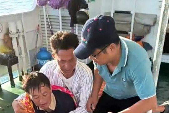 Đã cứu được ngư dân thứ 2 trôi dạt trên biển Lý Sơn