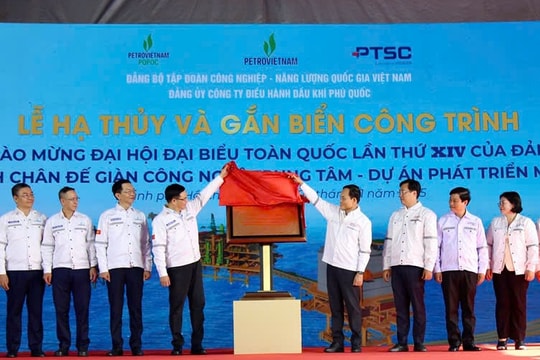 Gắn biển công trình chân đế giàn CPP Lô B chào mừng Đại hội Đảng toàn quốc lần thứ XIV