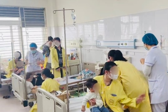 Đầu mùa lạnh, nhiều trẻ nhỏ mắc cúm A phải nhập viện điều trị