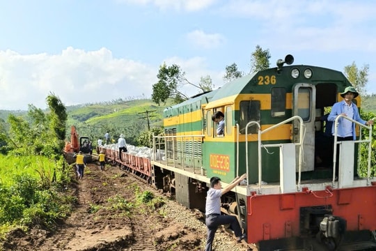 Ngành Đường sắt huy động gần 1.000 công nhân khôi phục hạ tầng, thông tuyến đường sắt Bắc Nam