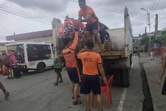 Siêu bão Fung-wong tấn công Philippines