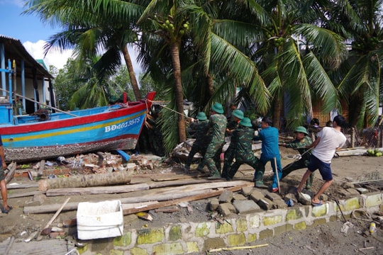 Gần 1.000 bộ đội Sư đoàn 2 giúp người dân Gia Lai khắc phục hậu quả bão số 13