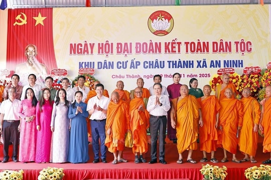 Chủ tịch Quốc hội dự Ngày hội Đại đoàn kết dân tộc tại TP Cần Thơ