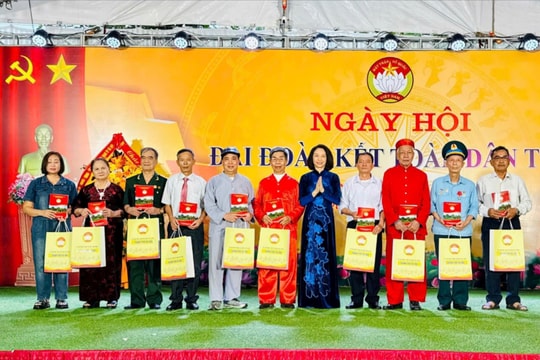 Phó Chủ tịch UBND thành phố Hà Nội Vũ Thu Hà dự Ngày hội Đại đoàn kết tại thôn Nhuệ