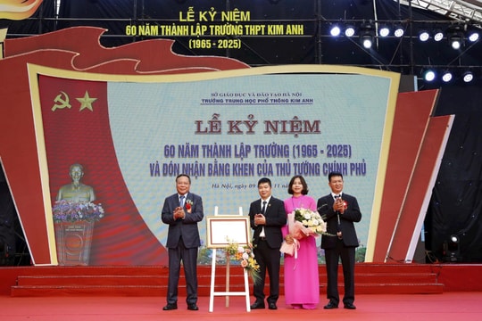 Trường THPT Kim Anh đón nhận Bằng khen của Thủ tướng Chính phủ