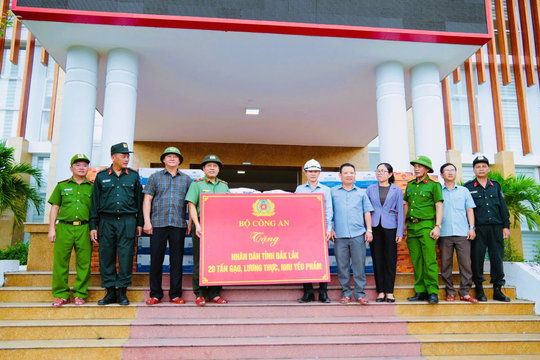 Bộ Công an hỗ trợ Nhân dân Đắk Lắk sau bão Kalmaegi