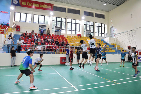 Gần 200 vận động viên tranh tài tại Giải bóng chuyền hơi xã Đan Phượng