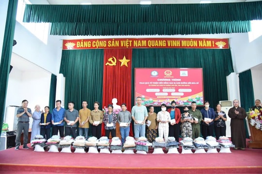 Tiếp thêm động lực để người dân vùng lũ ổn định cuộc sống