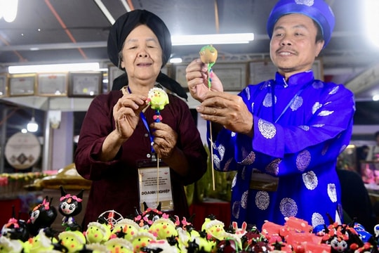 Làng nghề Thủ đô “cất cánh” nhờ thương mại điện tử