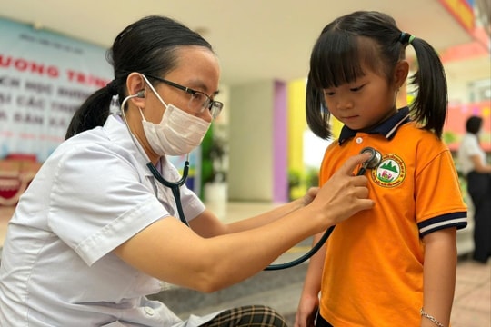 Giàu ý nghĩa chương trình khám sàng lọc bệnh tim cho trẻ em