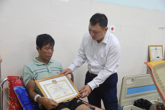 Quảng Ngãi: trao Giấy khen cho “người hùng” Lý Sơn dũng cảm cứu người giữa bão