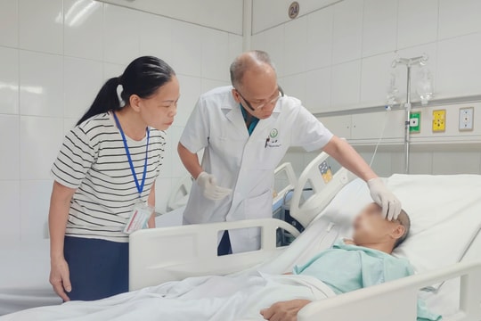 Cú ngã kinh hoàng trong thang máy: Người đàn ông 65 tuổi may mắn “giữ lại được gương mặt”