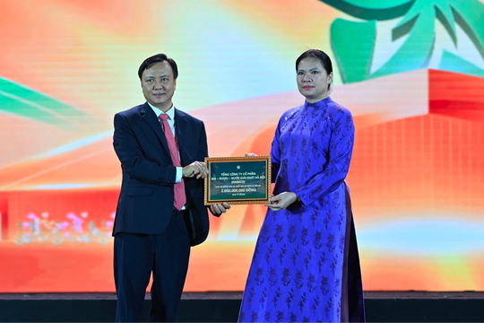 Hưởng ứng lời kêu gọi của Chính phủ, HABECO hỗ trợ đồng bào miền Trung 2 tỷ đồng tại Hội chợ mùa Thu 2025