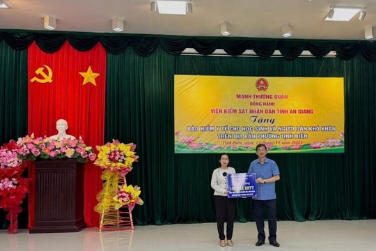 An Giang Trao 155 thẻ bảo hiểm y tế cho học sinh và người dân có hoàn cảnh khó khăn